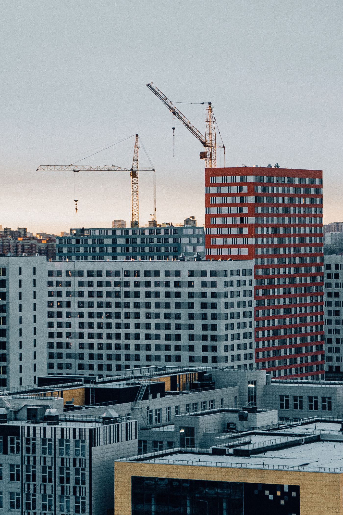 Crane above tower under construction in Rosario